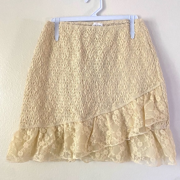 Cream Ruffled lace frill hem overlap detail shirred pencil mini skirt. PRETTY!😍 - Picture 12 of 16